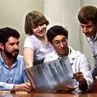 quattro scienziati al lavoro sull'elettroforesi del DNA nei laboatori NCI nel 1987
