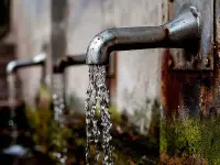 Acqua che esce dai rubinetti