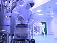 Operatori al lavoro in ambiente sterile per la produzione di anticorpi monoclonali