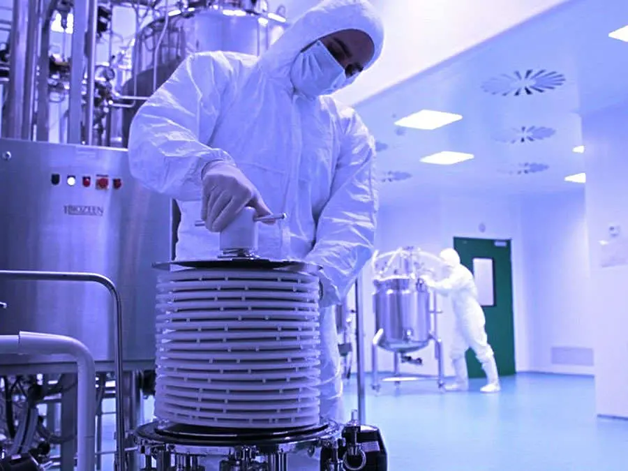 Operatori al lavoro in ambiente sterile per la produzione di anticorpi monoclonali